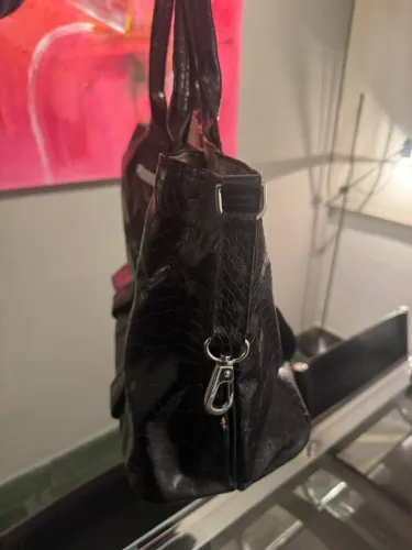 bolsa guess feminina preta estampa croco usada