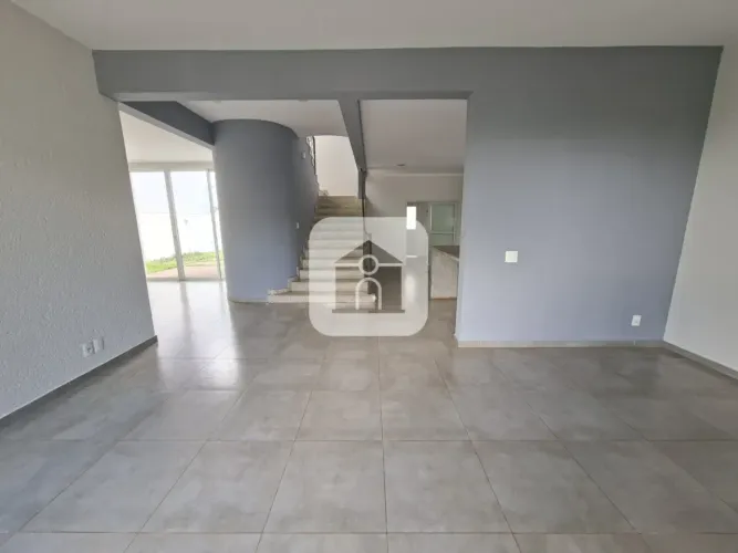 Casa em condomínio fechado com ótima localização no bairro Nova Uberlândia