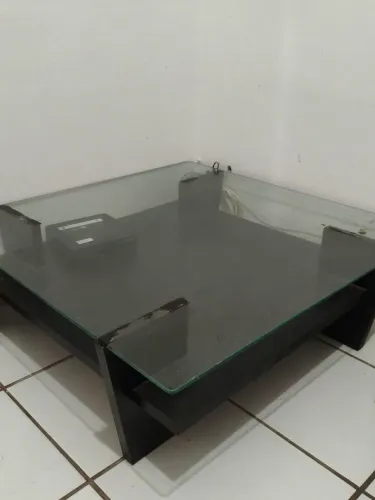 Mesa de centro madeira maciça com tampo de vidro