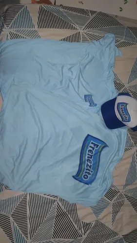 2 blusas e 1 boné com a logo da frenezito
