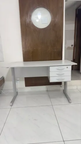 Mesa de escritório em ótimo estado - estrutura metálica reforçada ( vende separadamente) 
