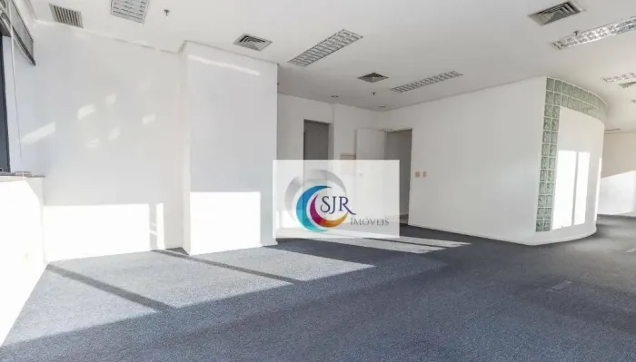 Imóvel com 280m², em ótimas condições. Edifício com 9 andares e 3 elevadores, 6 com salas,