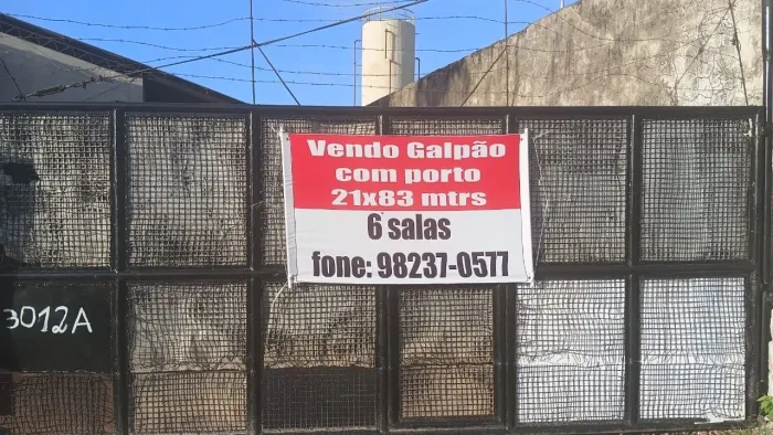 Galpão com porto