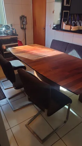 Mesa em madeira maciça cadeira e banco