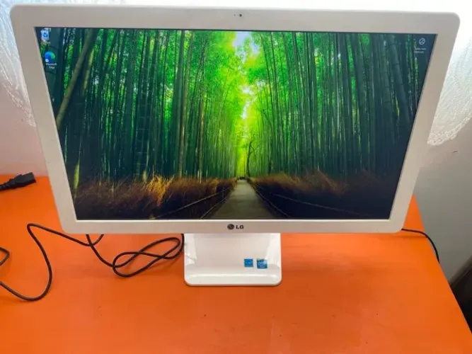 All-in-One da LG branco funcionando 