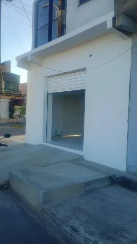 Aluga-se ponto comercial  de esquina ideal pra diversos tipos de comércio . 