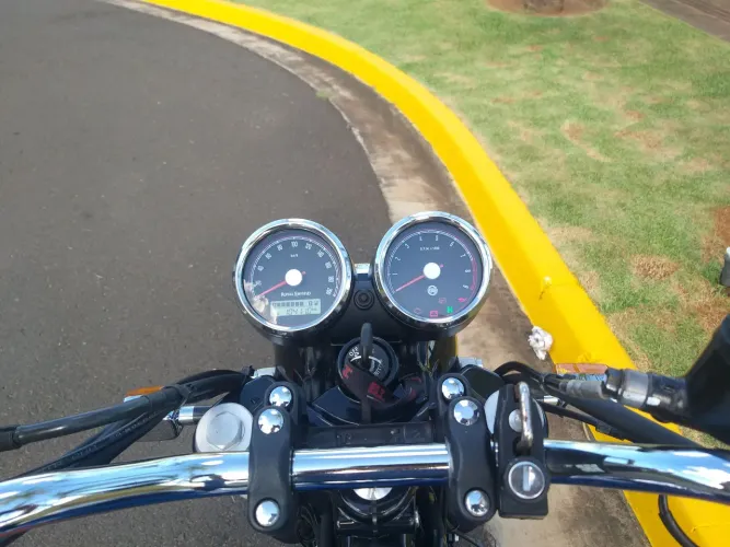 Vende-se royal Enfild interceptor 650 24/24 ,km 11500 pneu trazeiro novo