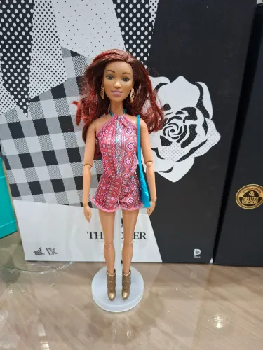 Barbie fashionista articulada