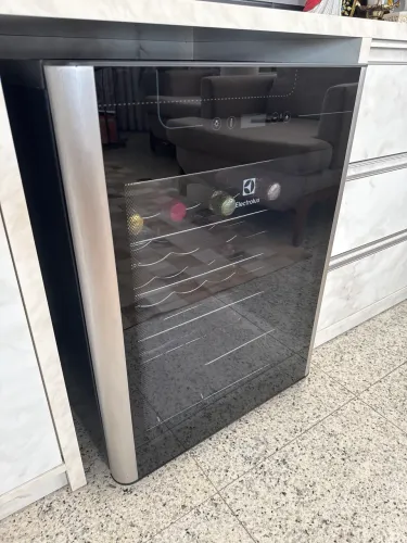 Adega para 22 garrafa! Eletrolux em perfeito estado!