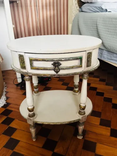 Par de Mesinhas de Cabeceira Estilo Clássico / Provençal - Elegância e Sofisticação
