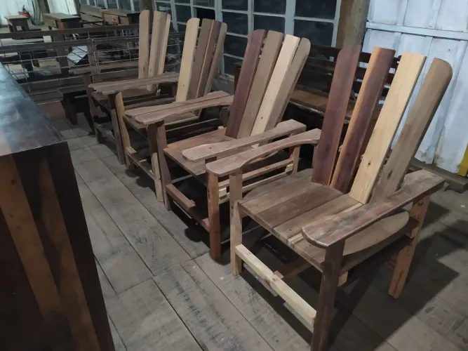 Poltronas de madeira