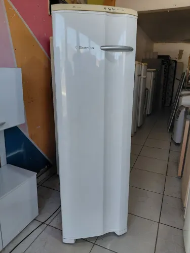 Freezer Electrolux frostfree Vertical FFE 24. Usado