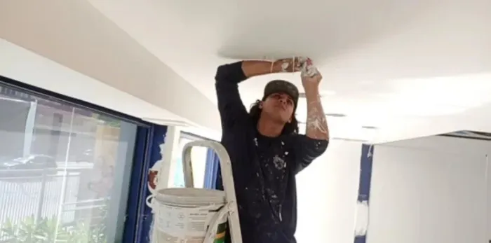 Pintor e reparador em gesso