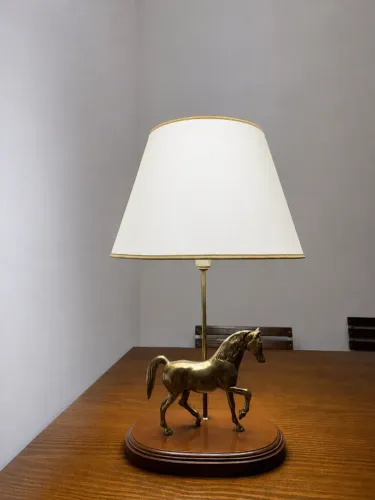 Luminária Abajur Vintage com cavalo em metal dourado e base de madeira