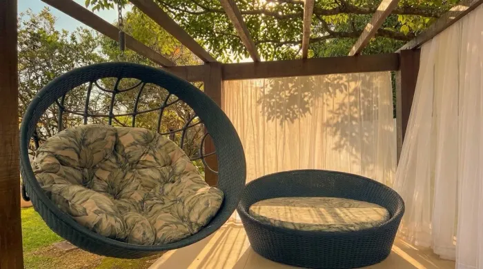 Balanço e chaise de jardim