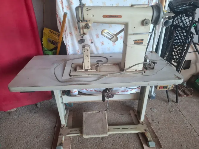Maquina de costura de coluna