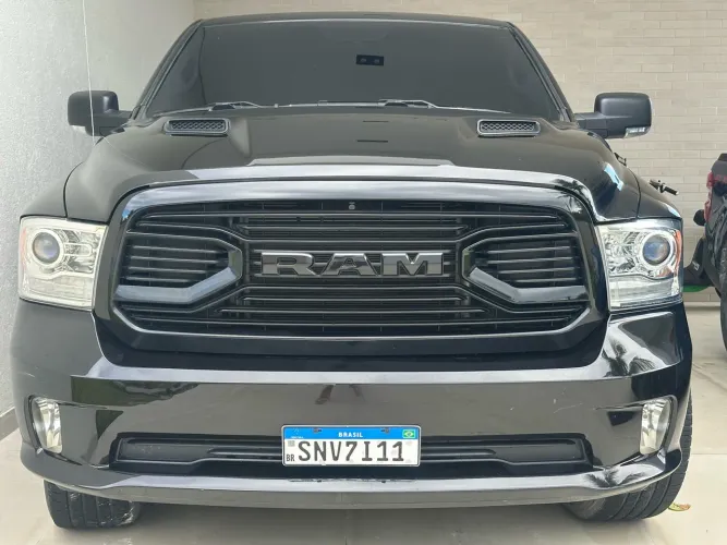 Ram Classic Laramie Night Edition 5.7 V8 16V Gasolina 4X4 Aut. 2022