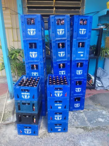 Grades de cerveja com cascos vazios completo