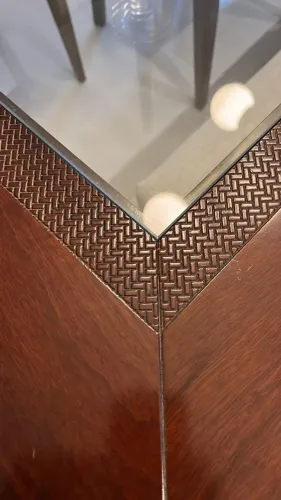Mesa de madeira com tampo de vidro