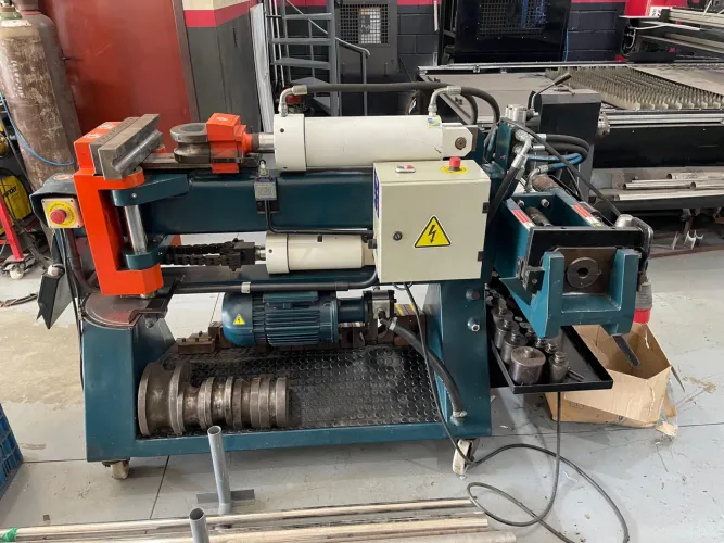 Dobradeira de tubo metal industrial CMMaq