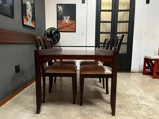 Mesa de jantar de madeira com tampo de vidro e 4 cadeiras