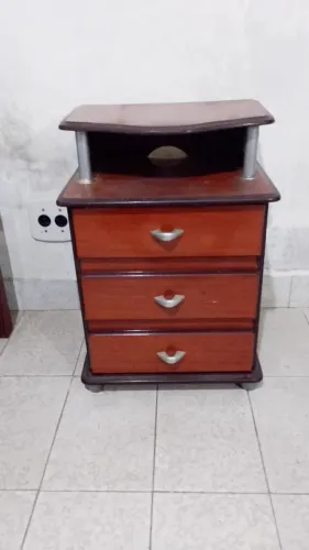 Mesa de Cabeceira com 3 gavetas