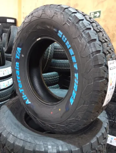 Pneu aro 17 medida 265/65/17 borrachudo com letras brancas nas laterais. R$ 780,00