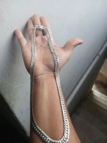 Cordão de prata, escama de peixe a pulseira também 