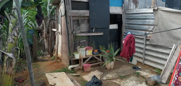 Barraco com um cômodo construído de lajota