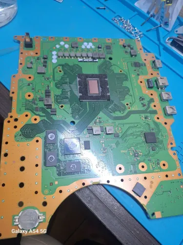 Manutenção em video games, computadores e controles. 
