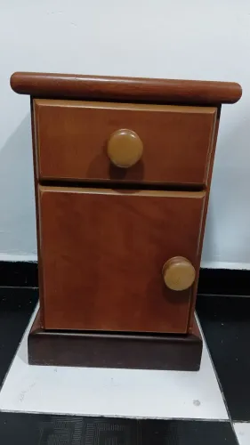 Mesa de Cabeceira em Madeira Maciça (Criado-Mudo)