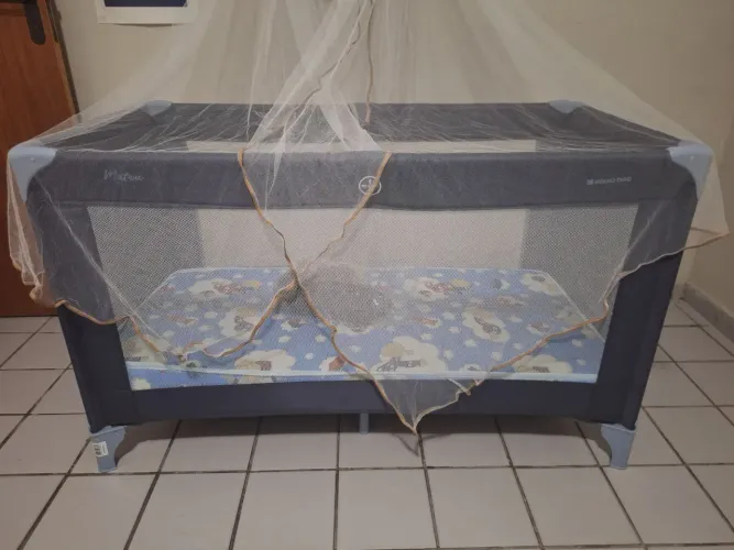 Vendo cercado para bebê a partir de 6 mesescom colchão e cortinado 