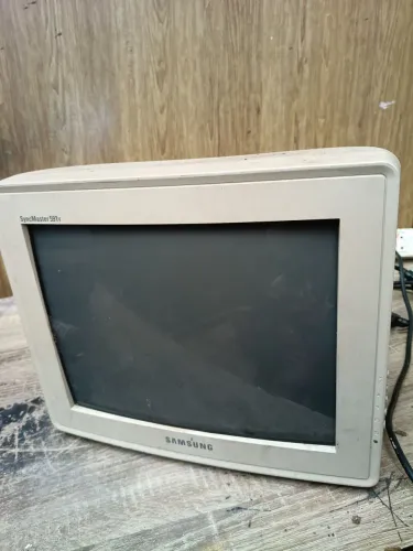 Monitor de tubo Samsung SyncMaster 15 polegadas ,liga o standby 