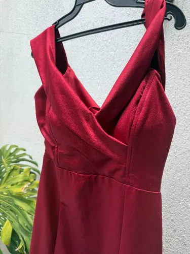 Vestido muito sensual cor marsala.