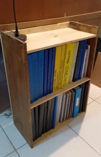 Estante rústica para pastas e cadernos. Cabe num carro