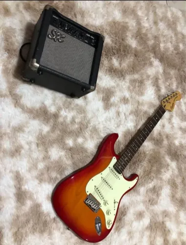 Guitarra Fender Squier Standard Stratocaster + Cubo SX 
