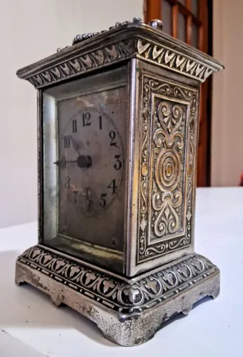Relógio de mesa antigo Antônia carriage