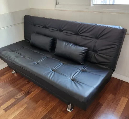 Sofá-cama casal preto em courino/sintético - ótimo estado