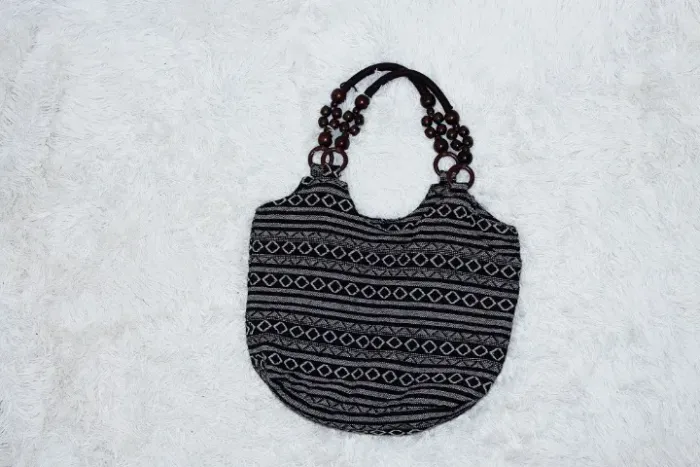Bolsa grande tecido geométrica e miçangas