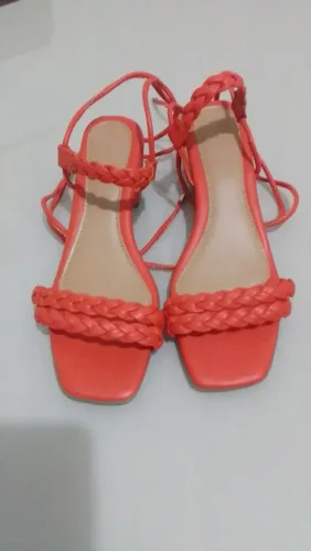 Vende-se tamanho 37. Usado uma única vez. Retirada no bairro funcionários.