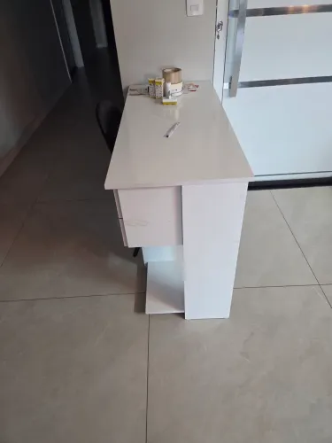 Mesa de escritório e cadeira
