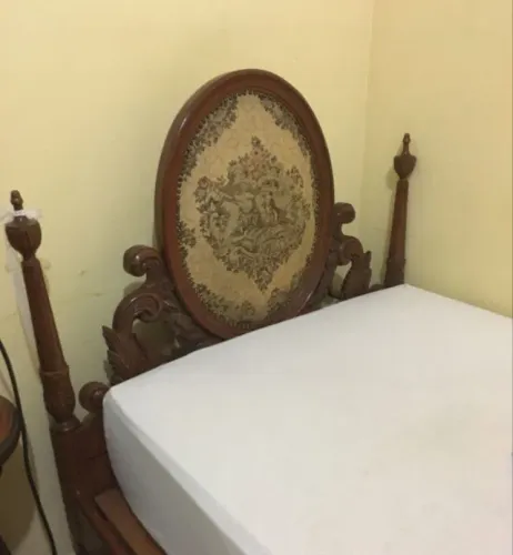 cama de solteiro vintage com cabeceira gobelin/petit point