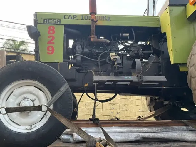 Trator CBT 4x2, modelo 2070 e 8240
