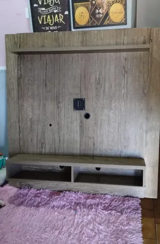 Painel para tv estilo amadeirado escuro.