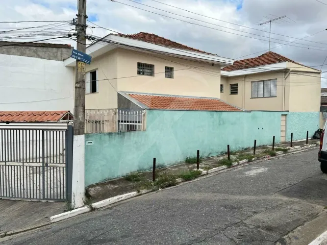 Sobrado com 3 quartos, sala, cozinha, 2 banheiros, quintal, 2 vagas de garagem