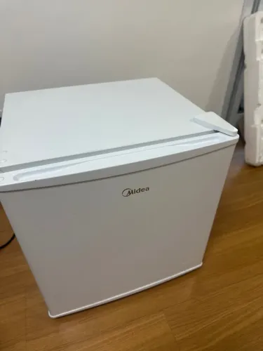 Frigobar Branco de 45 Litros da Midea.
