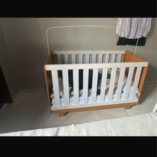 Vendo carrinho de bebê Galzerano, Bebê Conforto e um Berço com colchão novo.