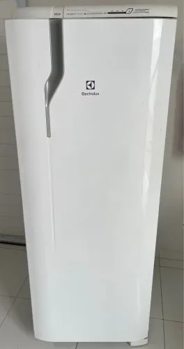     Geladeira Electrolux RFE39 Frost Free 1 Porta 