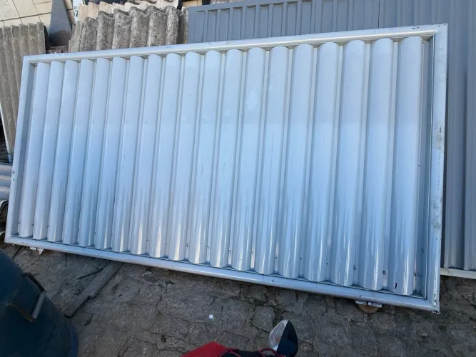 Vendo portão galvanizado bem conservado medindo 1.80 x 3.20