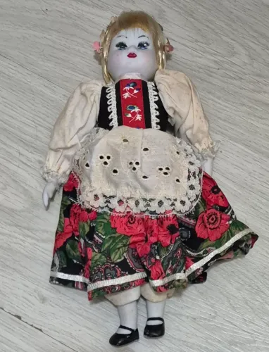 Antiga boneca portuguesa em porcelana e tecido